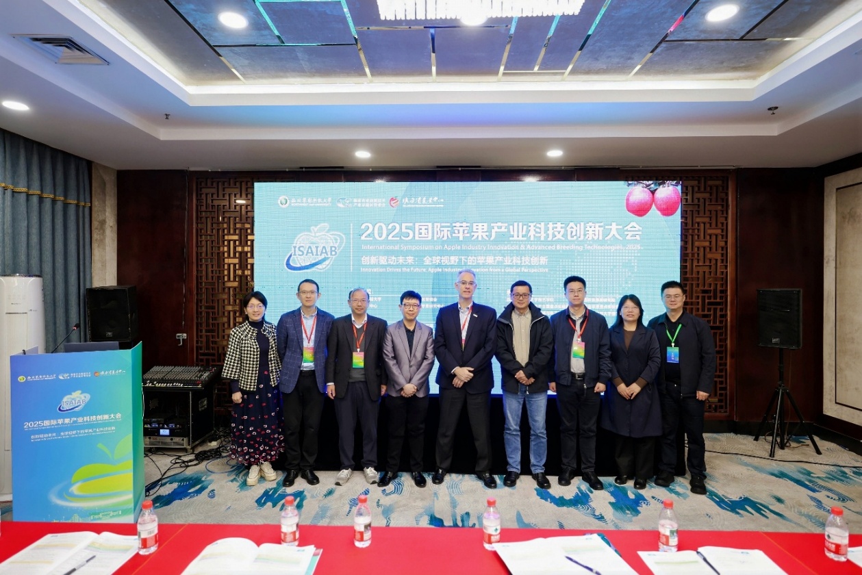 图片包含 室内, 天花板, 桌子, 人 AI 生成的内容可能不正确。